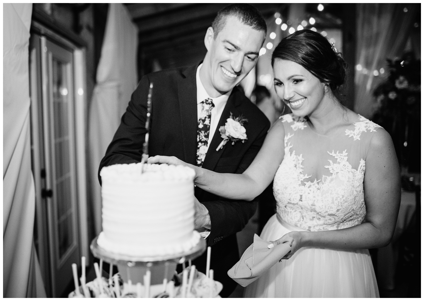 DelFosse Vineyard couple cutting their cake during their reception