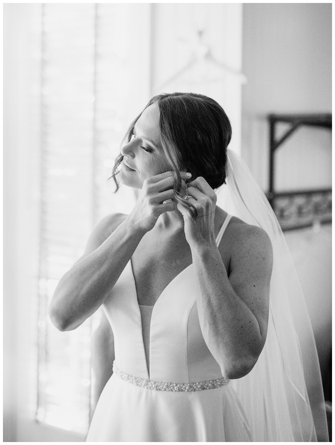 Bride getting ready at Keswick Vineyard photographed by Heather Dodge Photography